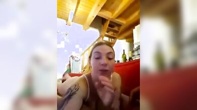 Ragazza italiana spompina il cazzo del suo fidanzato nero