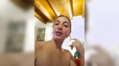 Ragazza italiana spompina il cazzo del suo fidanzato nero