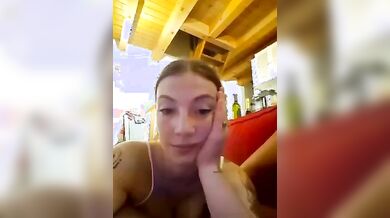 Ragazza italiana spompina il cazzo del suo fidanzato nero