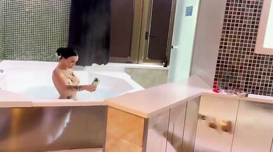 Ti piace farti le foto porno? Vediamo cosa pensi di un vero cazzo