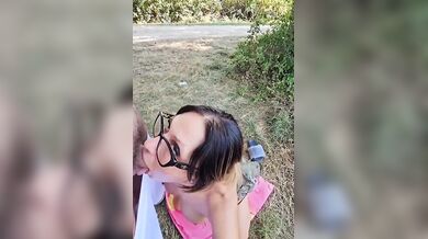 Milf italiana inculata nel cofano dell'auto