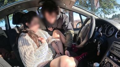 Si fa beccare a masturbarsi in auto da sconosciuto che ne approfitta