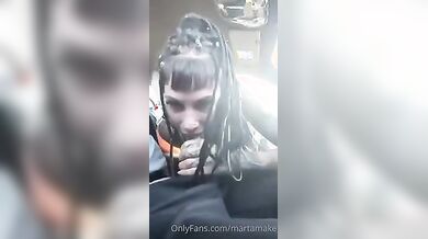 Pompino in macchina ragazza italiana