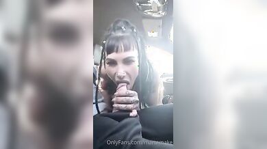 Pompino in macchina ragazza italiana