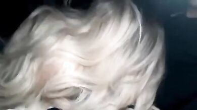 Sesso in auto con fidanzata bionda con culo pauroso