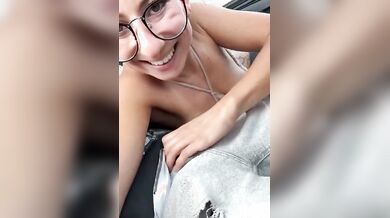 Bocchino in macchina bionda italiana che ingoia