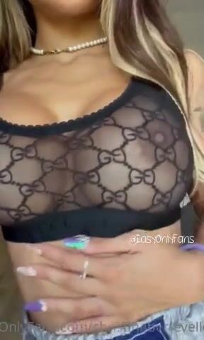 Tettone in reggiseno trasparente