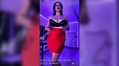 Strip italiana social tettona in live
