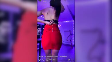 Strip italiana social tettona in live