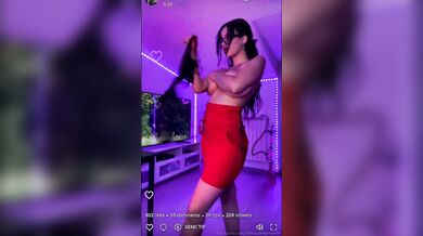 Strip italiana social tettona in live
