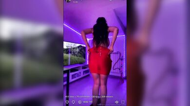 Strip italiana social tettona in live