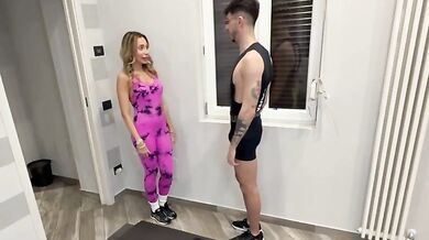 Milf italiana eccita e si fa il giovane personal trainer