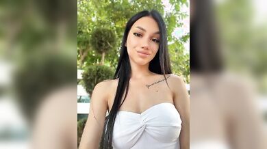 Giovane esibizionista italiana al bar