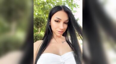 Giovane esibizionista italiana al bar