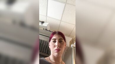 Barista esibizionista al lavoro