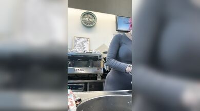 Barista esibizionista al lavoro
