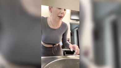 Barista esibizionista al lavoro