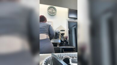 Barista esibizionista al lavoro
