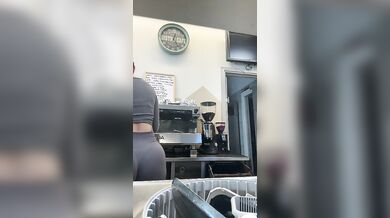 Barista esibizionista al lavoro