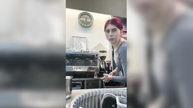 Barista esibizionista al lavoro