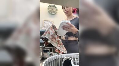 Barista esibizionista al lavoro