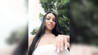 Morettina italiana esibizionista si masturba al parco