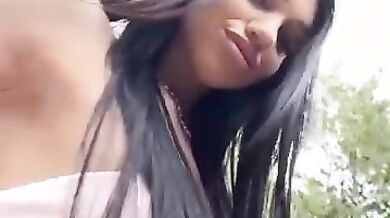 Morettina italiana esibizionista si masturba al parco