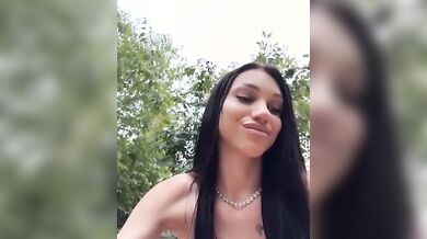 Morettina italiana esibizionista si masturba al parco