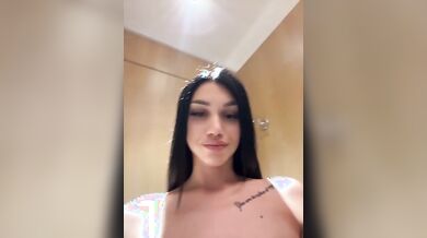 Italiana si masturba e trasmette da un bagno pubblico