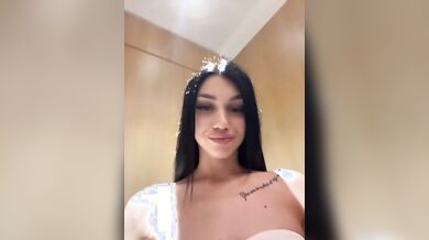 Italiana si masturba e trasmette da un bagno pubblico