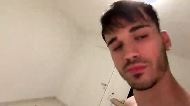 Accarezza il cazzo nei boxer del suo tipo