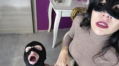 Schiava con mistress italiana