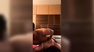 Ragazzo palestrato scopa la sua tipa a pecorina