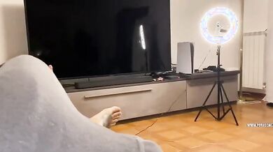 Biondina sega amico che le viene sulle tette