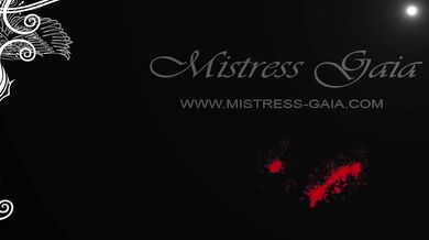 Schiava lecca le suole delle scarpe e i piedi della mistress in collant