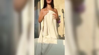 Giovane ma con due tettone sode la teen italiana