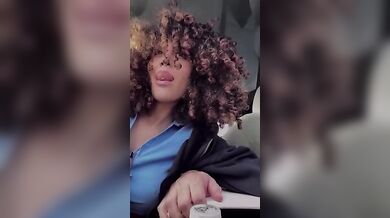 Ragazza italiana social si masturba in auto mentre lui guida