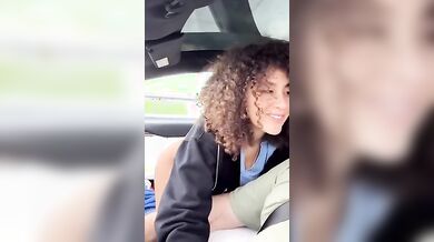 Ragazza italiana social si masturba in auto mentre lui guida