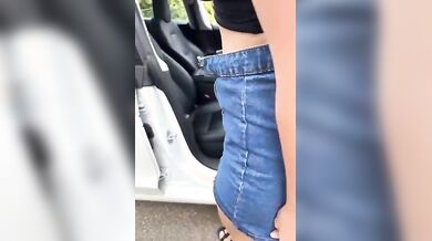 Un guardone mi ha vista e vuole scoparmi nel parcheggio