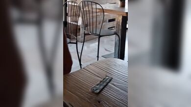 Moglie senza slip mostra il culo e la fica