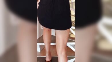 Moglie senza slip mostra il culo e la fica