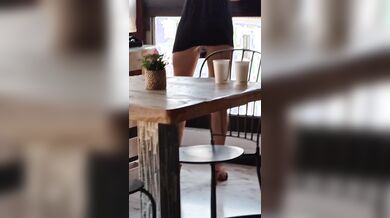Moglie senza slip mostra il culo e la fica
