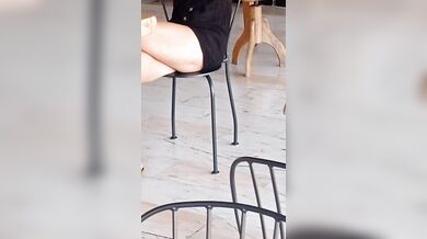 Moglie senza slip mostra il culo e la fica