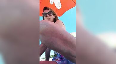 Ora me lo faccio un bel ditalino in spiaggia