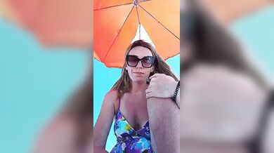 Ora me lo faccio un bel ditalino in spiaggia