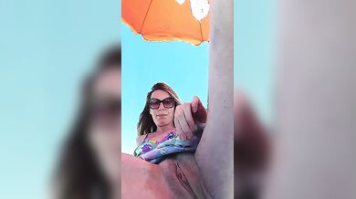 Ora me lo faccio un bel ditalino in spiaggia