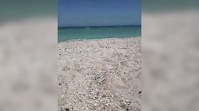 Ora me lo faccio un bel ditalino in spiaggia
