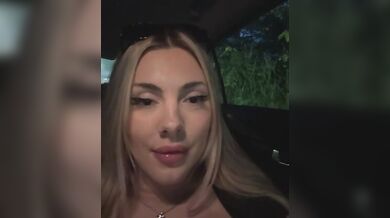 Bionda italiana tettona si masturba in auto