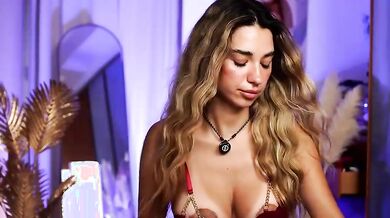 Bellissima bionda italiana tettona in live
