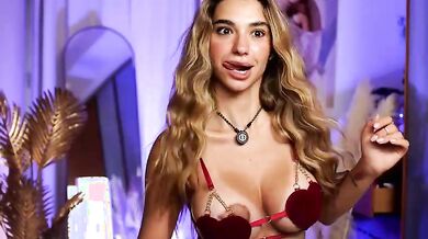 Bellissima bionda italiana tettona in live